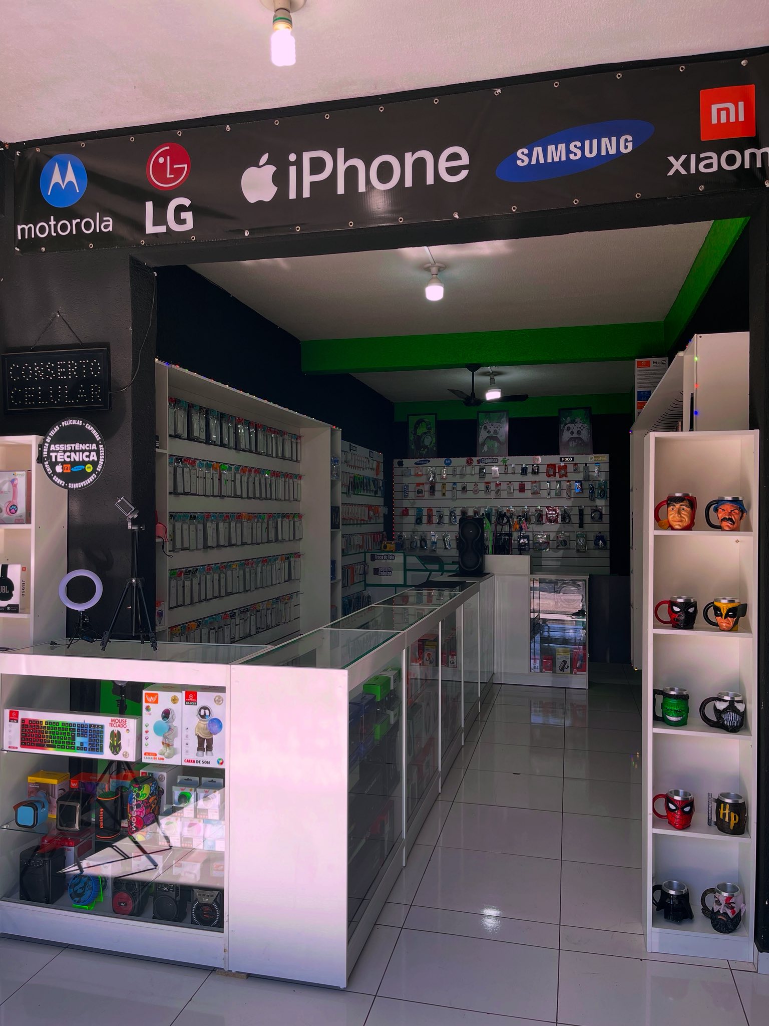 Fachada e interior da loja Green Cell Conect